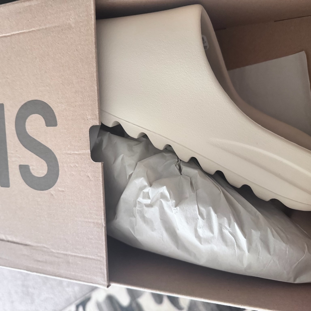 Yeezy Slides 100%  Authentic!